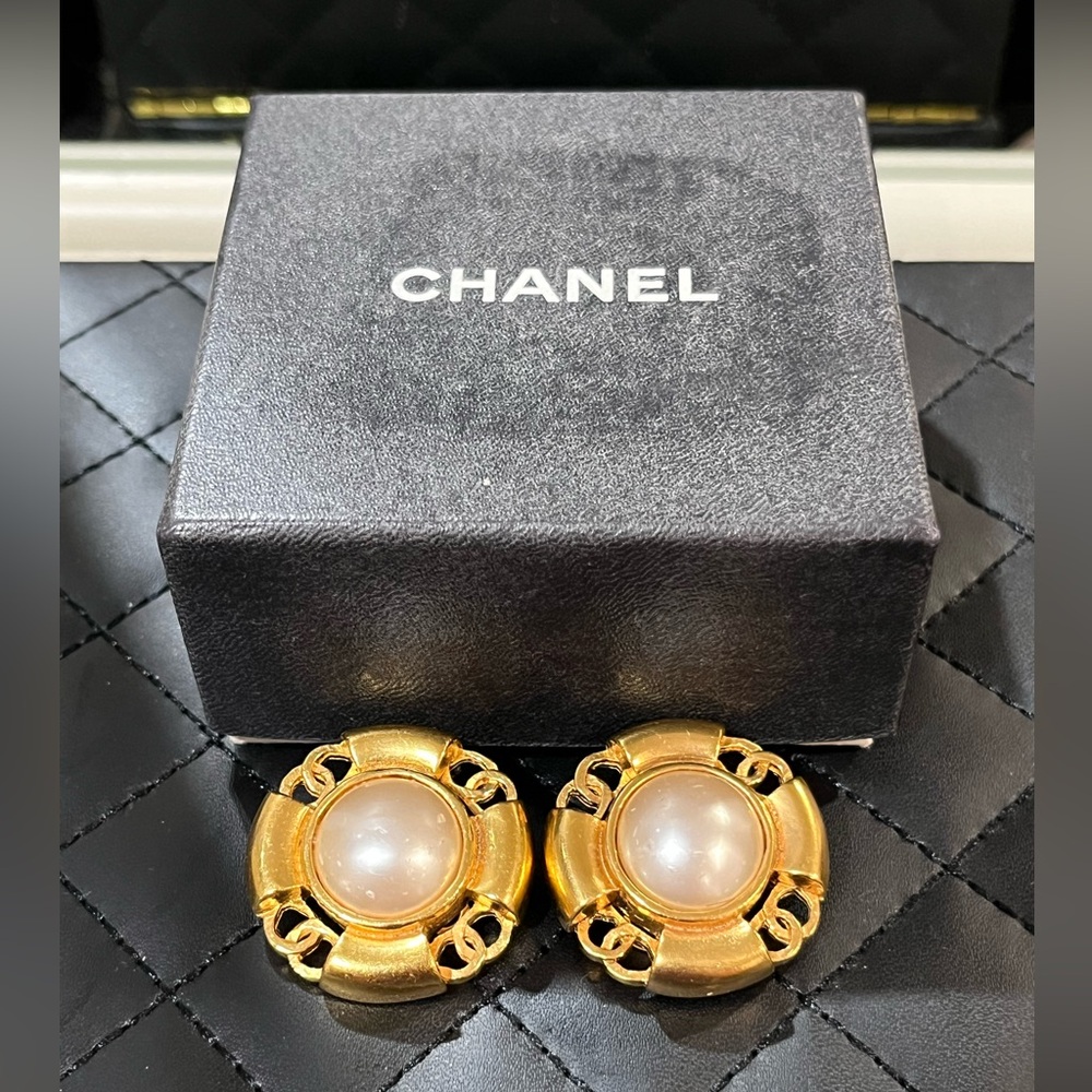 Chanel Vintage Faux Pearl CC Clip-On Earrings - Picture 5 of 8